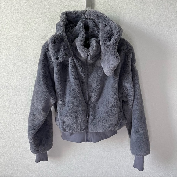 ALO YOGA FAUX FUR FOXY JACKET in FOG SZ S - Picture 3 of 11